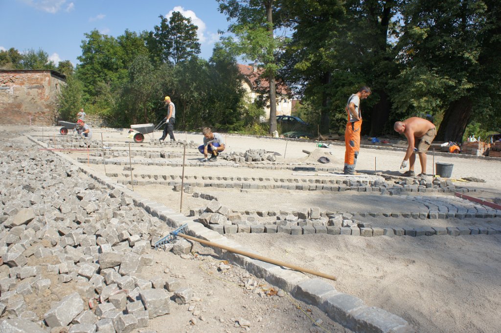 Budowa drogi i parkingu.